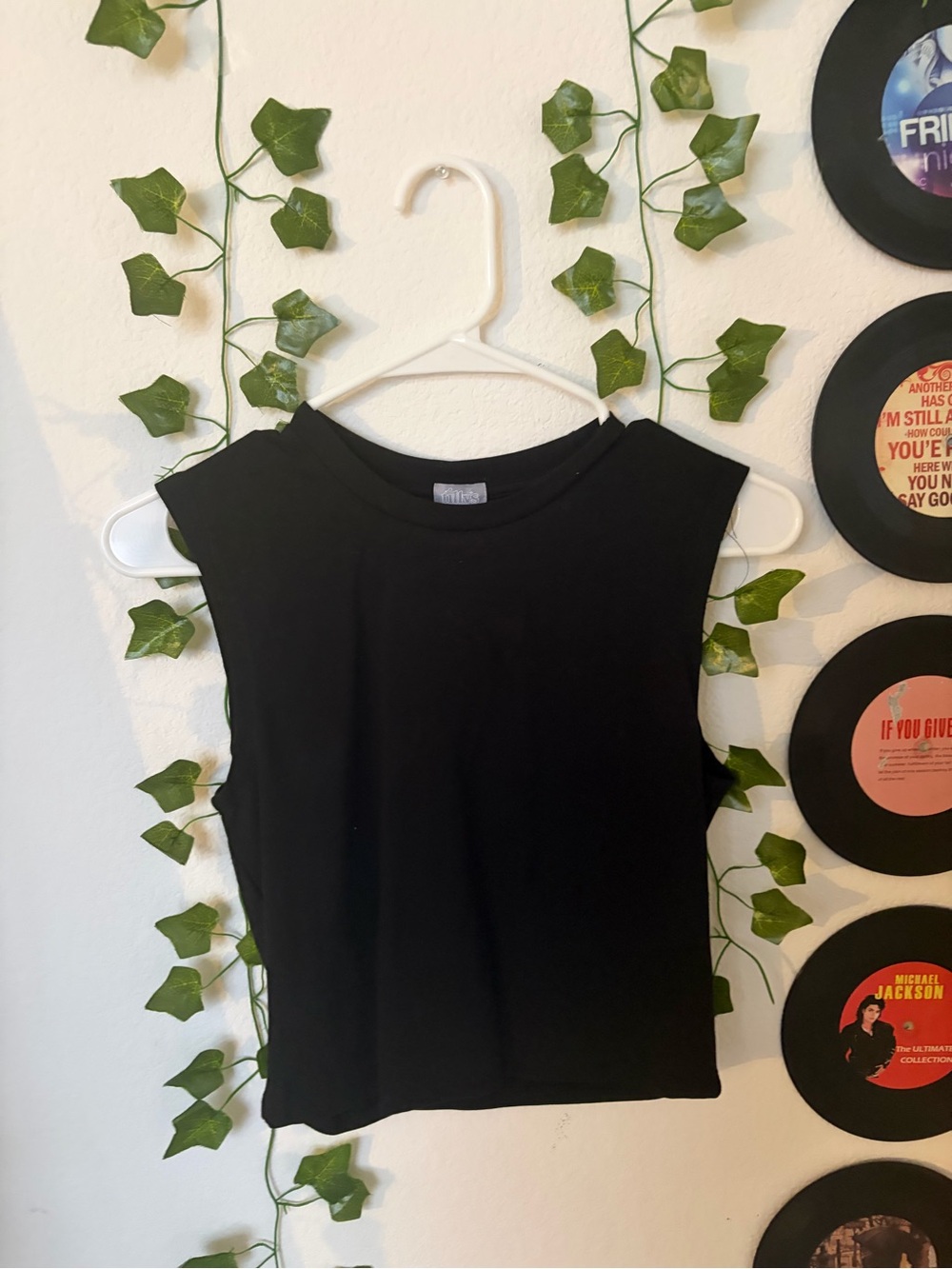 Tilly's Black Sleeveless Cropped Tank